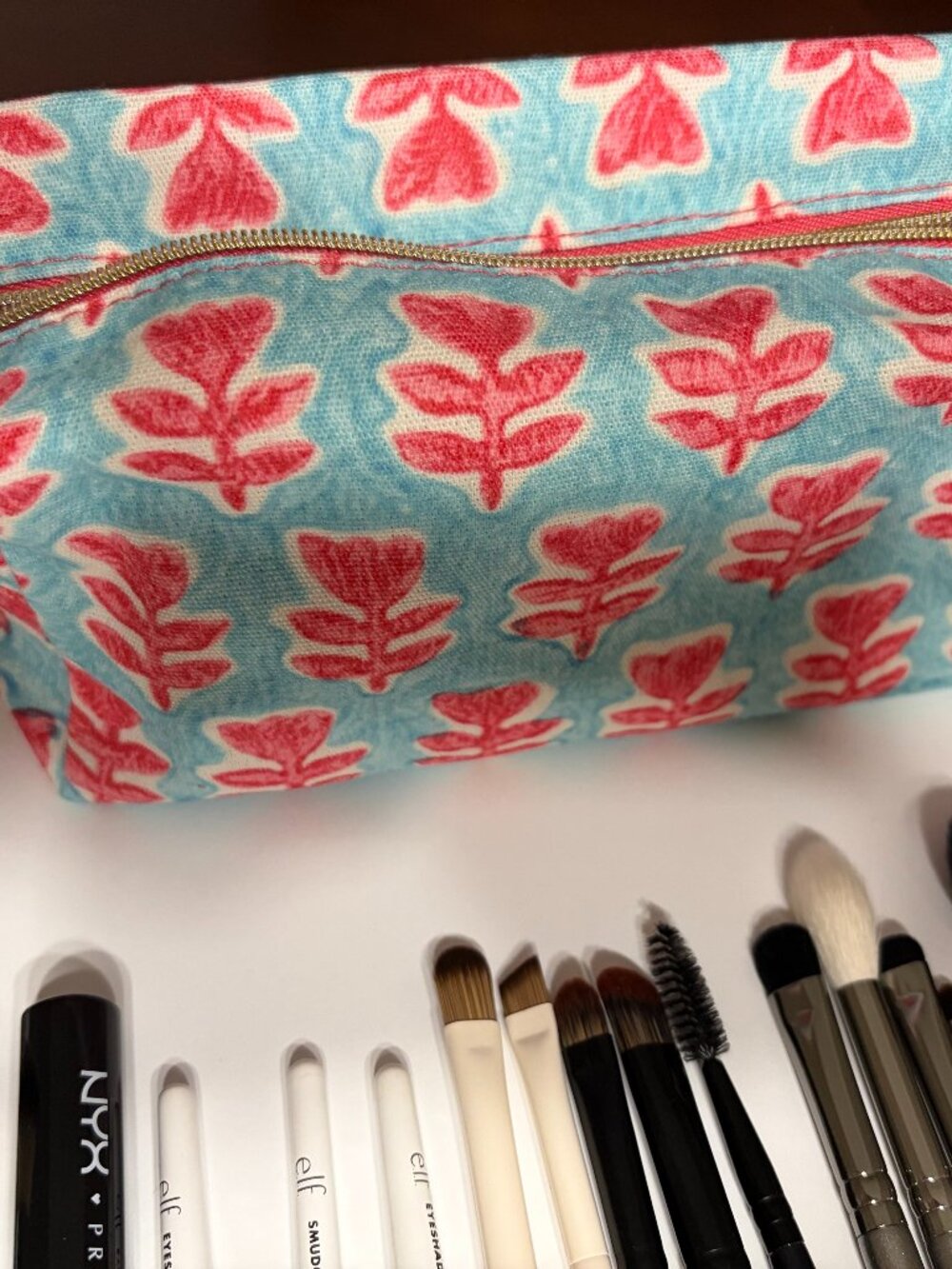 LOT: Makeup Brushes (31) with Estee Lauder Cosmetic Bag and Brush Cleaning Pad - Picture 8 of 14
